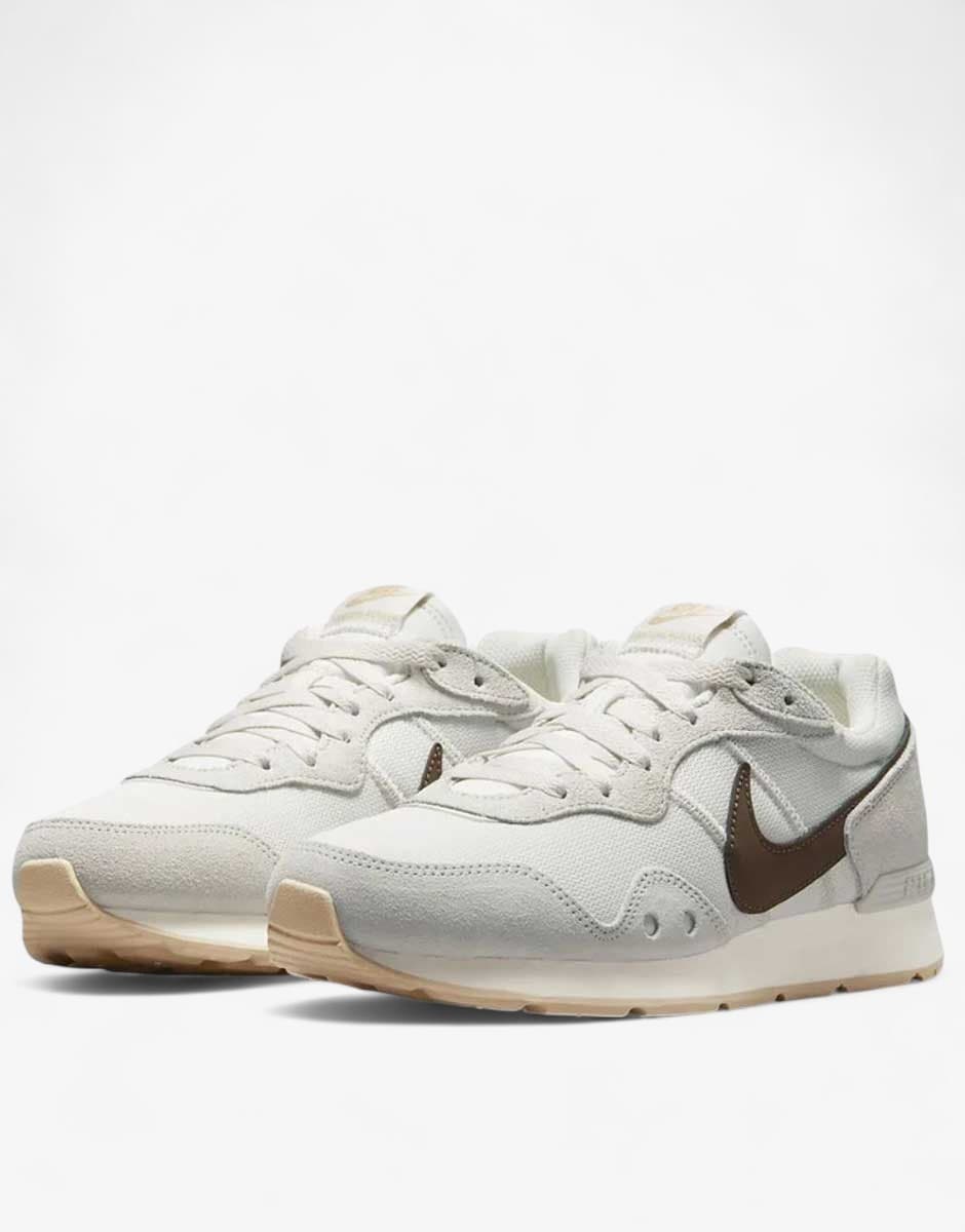 NIKE Venture Runner Shoes White — view 3